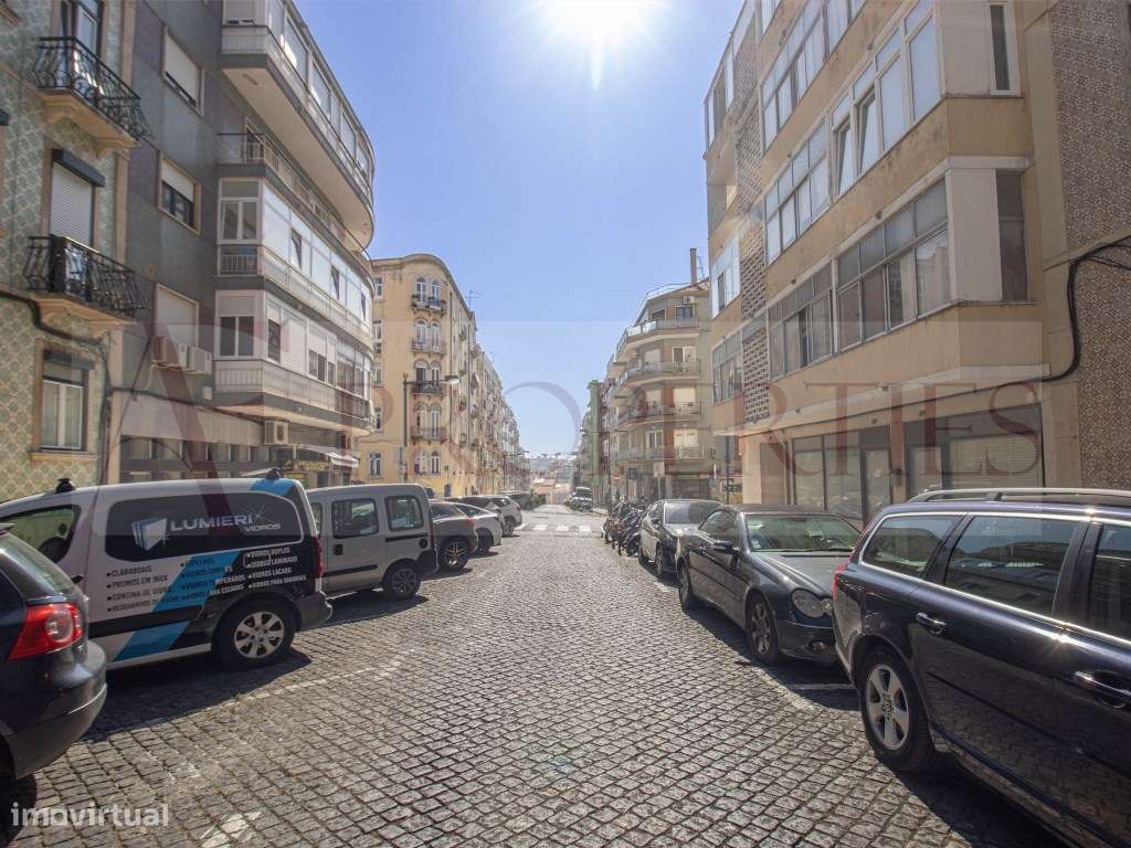 Apartamento T3 com charme lisboeta junto ao Marquês de Pombal-25