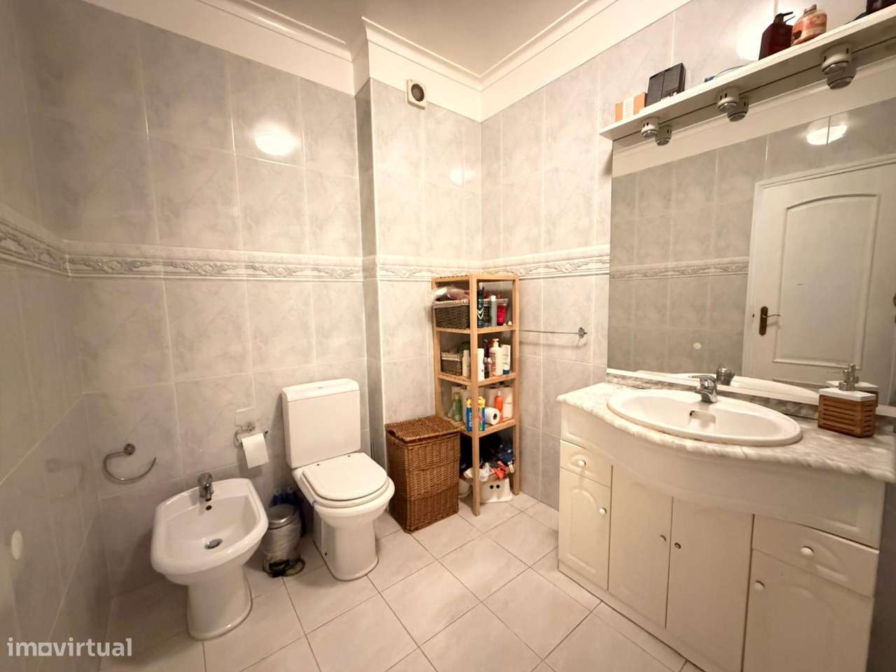 Apartamento T2 com arrecadação - zona Conquinha-13