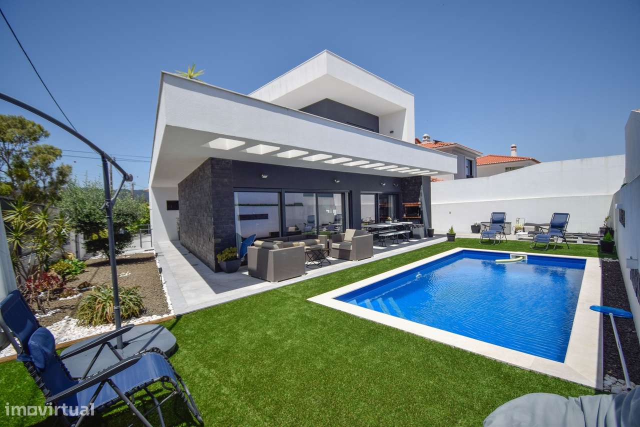 Moradia T4 com Piscina e Jardim em Alcabideche, Cascais-0