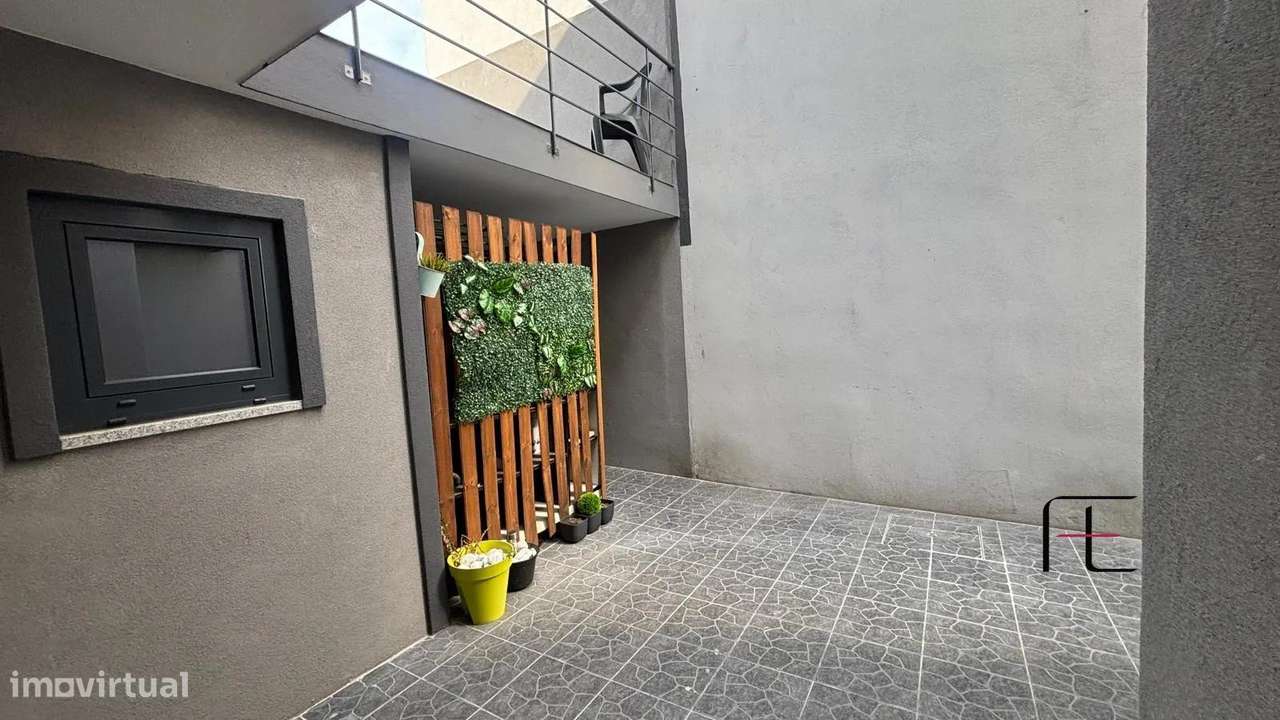 Moradia t2 com espaço exterior em Valbom-16
