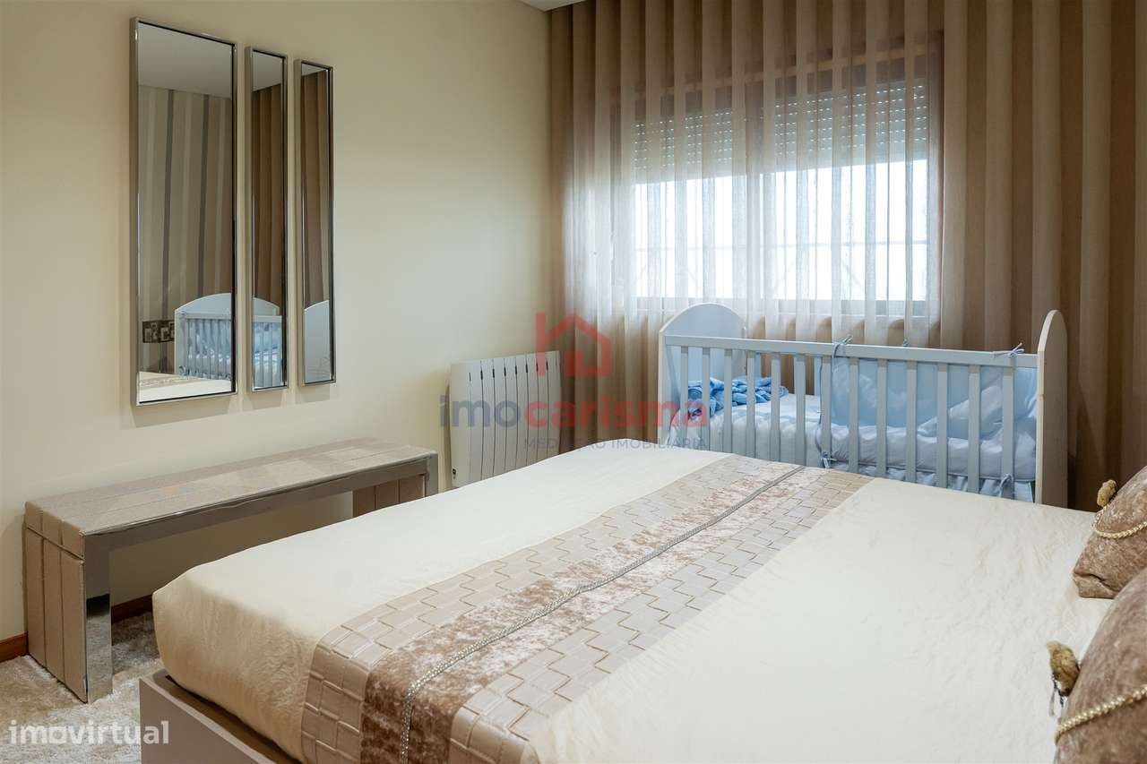 Apartamento T4 transformado em T3 no centro de Vila das Aves, Santo Ti-24