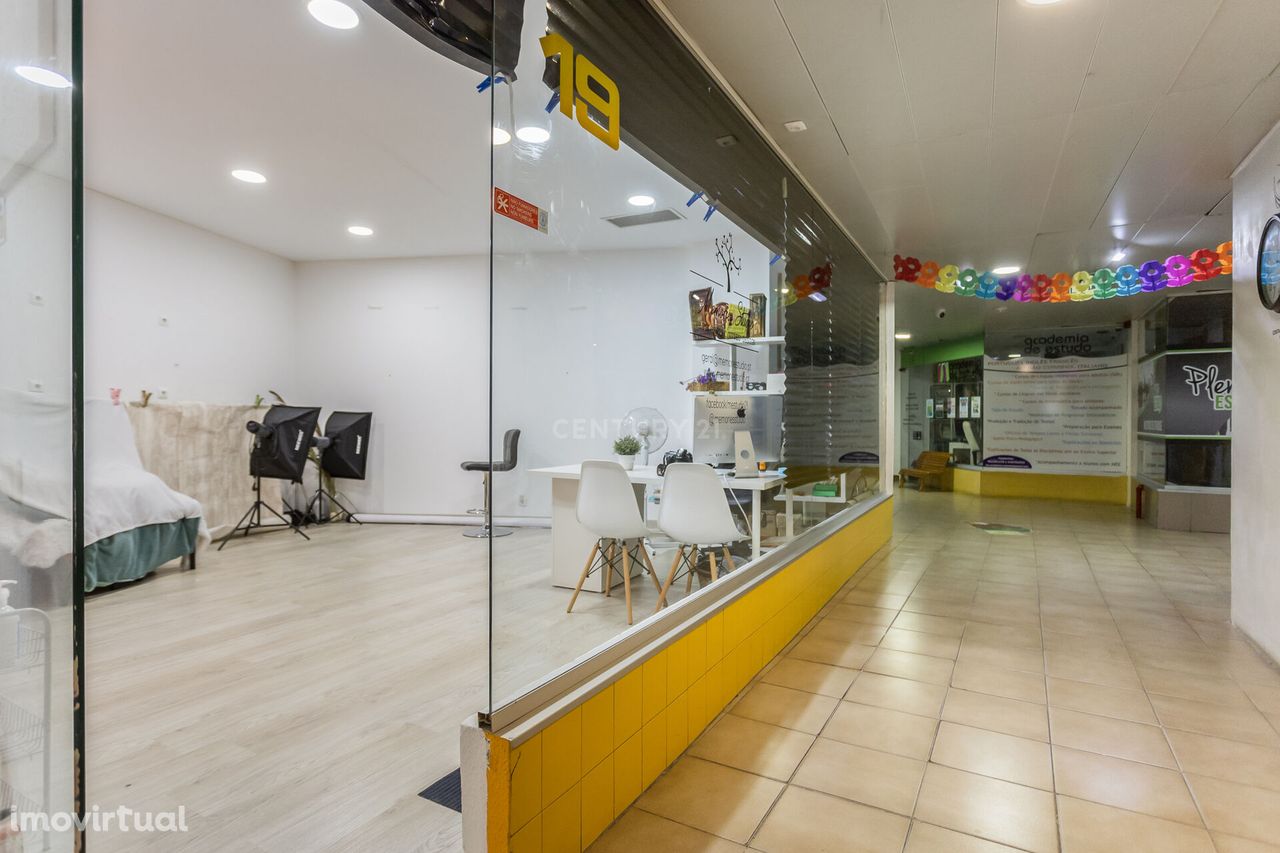 Espaço comercial com 25 m2 na Costa da Caparica com hipótese de rentab