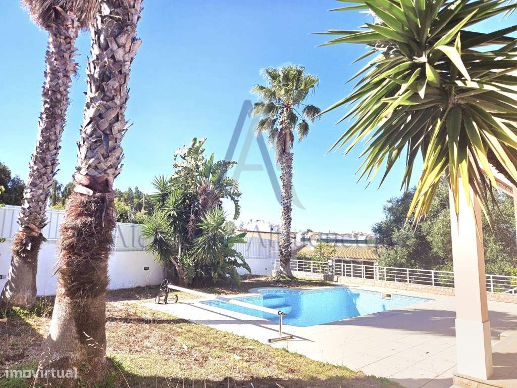 Moradia Isolada com Piscina T3+2-56