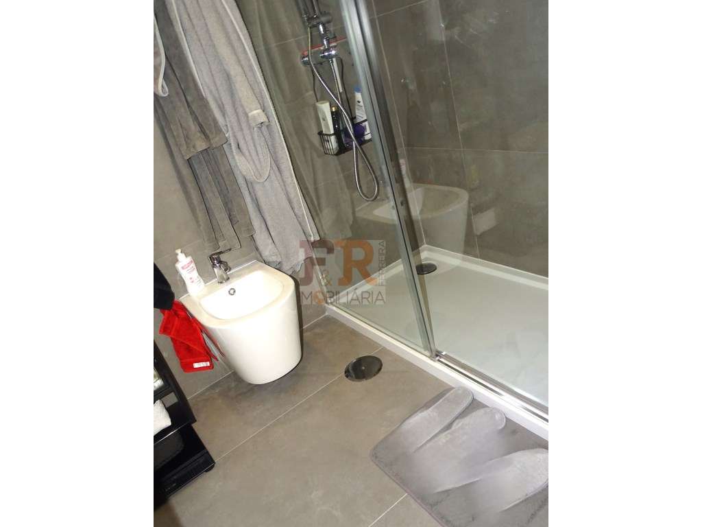 Semi-Nova Geminada Duplex T3 com Piscina Fernão Ferro-37