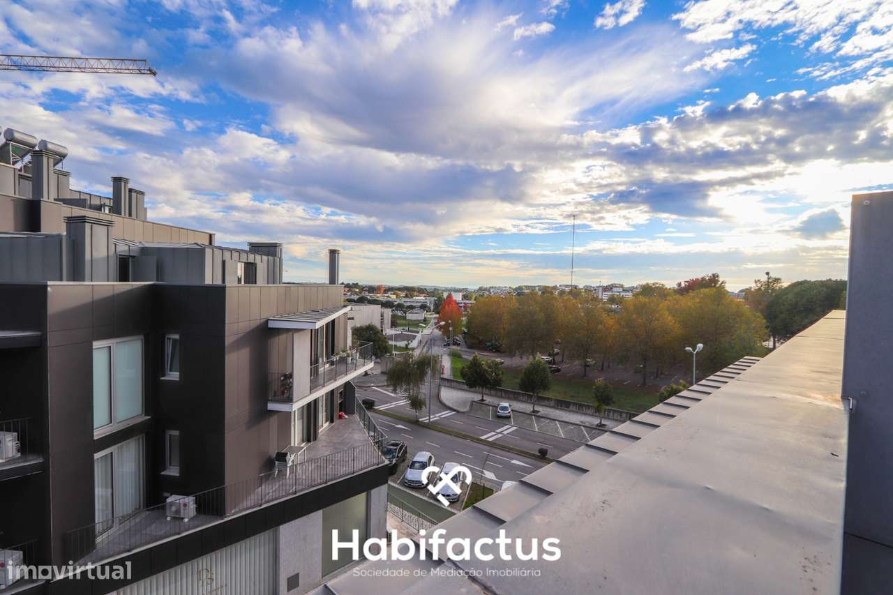 Apartamento T3+2 com Varandas e Terraço em Viseu-35