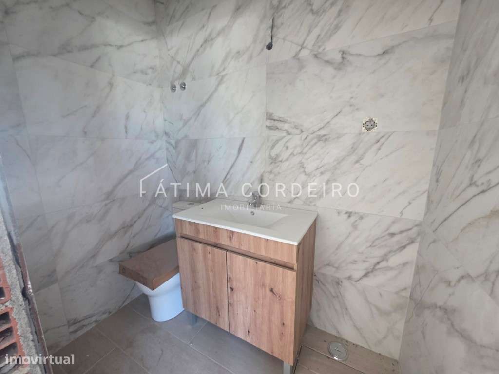 Moradia Geminada T4 com duas Suítes em fase final de acabamentos-3