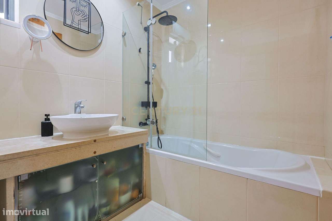 Apartamento T2 com Garagem, no Parque Luso em Corroios.-28