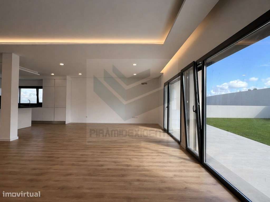 Ampla Moradia T4 em Azeitão: 72m² Open Space, 3 Suítes-8