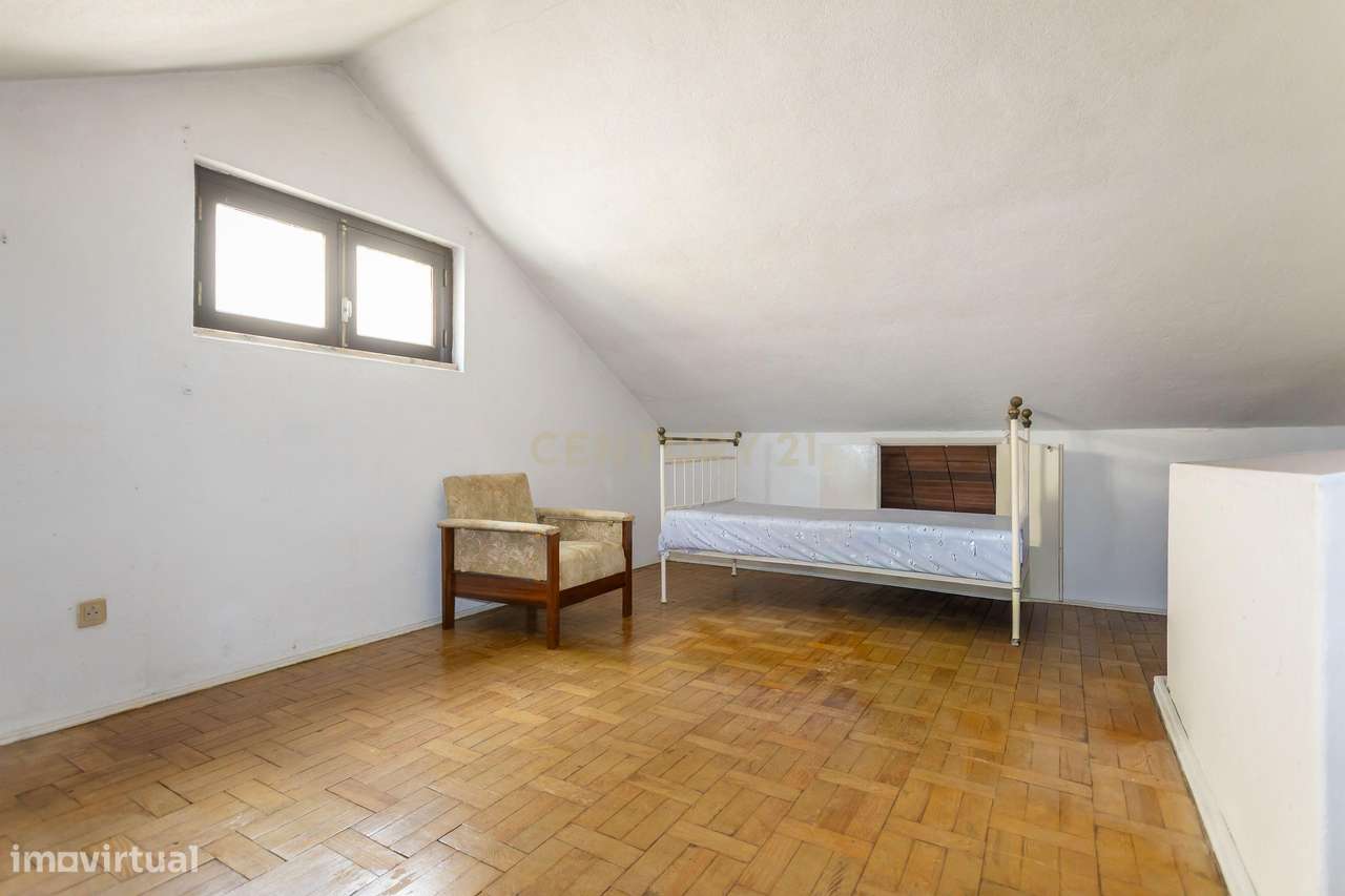 Oportunidade unica...  três assoalhadas e sótão!-27