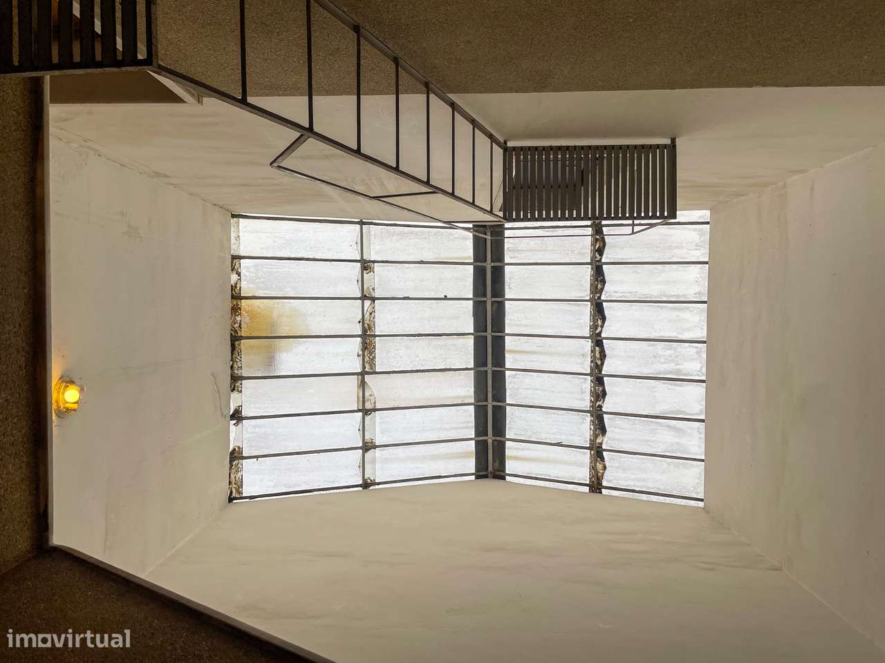 Prédio com 8 T2 (7 devolutos) + Sótão - Póvoa de Santa Iria-7