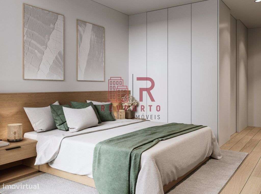 Apartamento T2, com 2 suítes, varanda, jardim e garagem-5