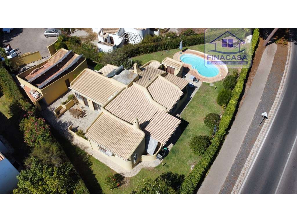 Moradia V3 toda térrea isolada com piscina,jardim e garagem - Vilam...-46