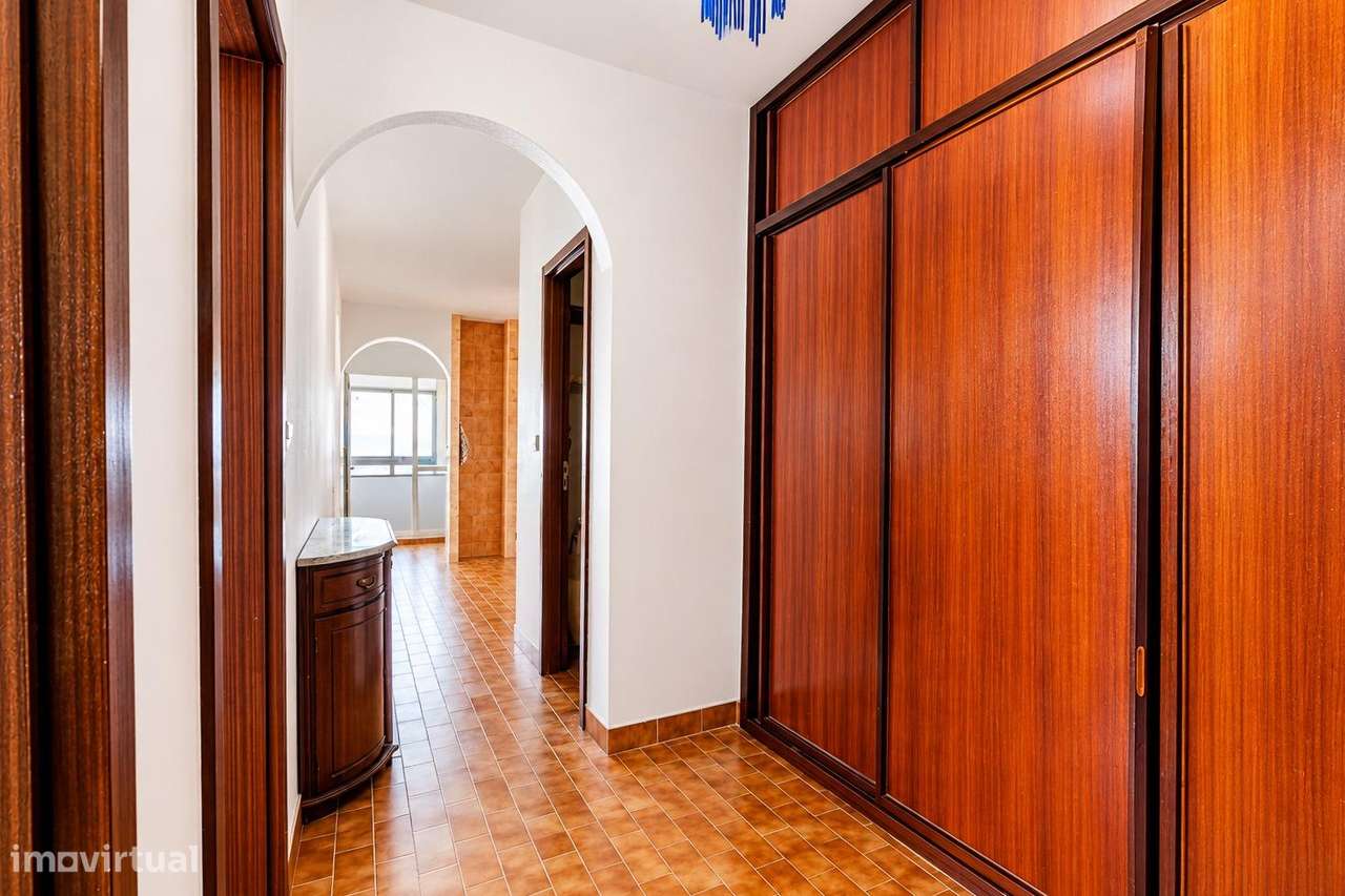 T2 com Vista Desafogada e Arrecadação | Santo António dos...-8