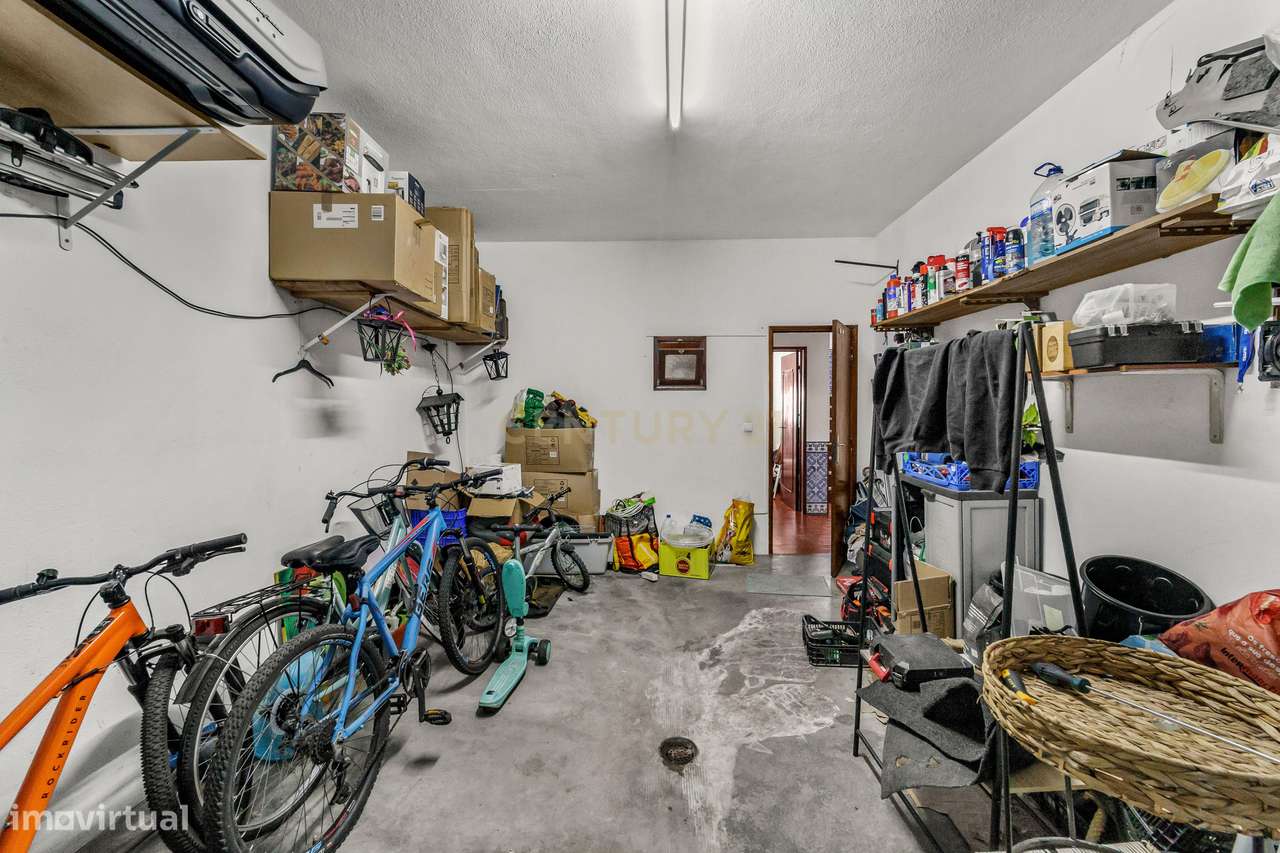 MORADIA T5 COM GARAGEM E PISCINA, 327 M² DE TERRENO PARA USUFRUIR-23