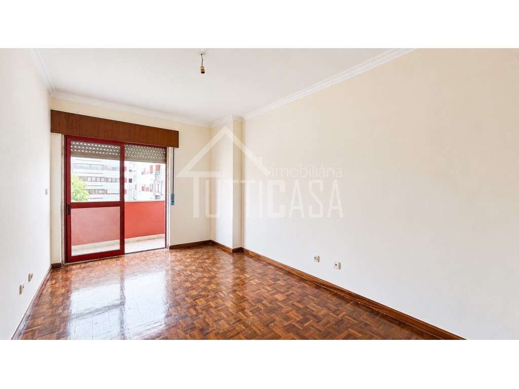 Apartamento T2 com elevador e parqueamento no Algueirão-12