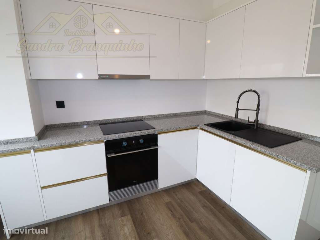 Apartamento T2 RENOVADO em Santa Cruz-32