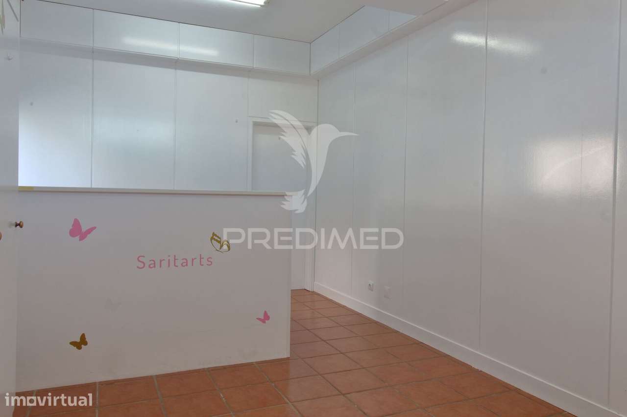 Loja R/Chão com garagem com possibilidade de transformar em T1 na G... - Grande imagem: 5/17