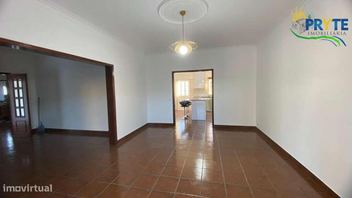 Moradia em Excelentes Condições com Amplo Terreno - Oportunidade Única-35