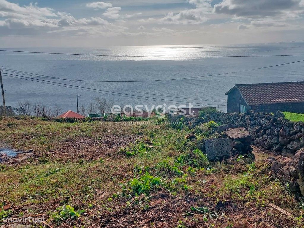 Ruína com vista mar no lugar de Terras, nas Lajes do Pico