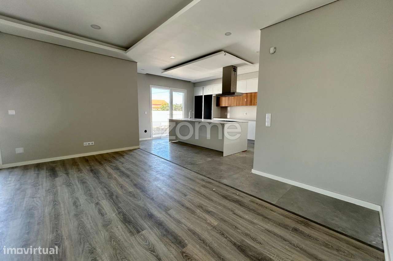 Moradia T4 com piscina, suíte e garagem em Azeitão-4