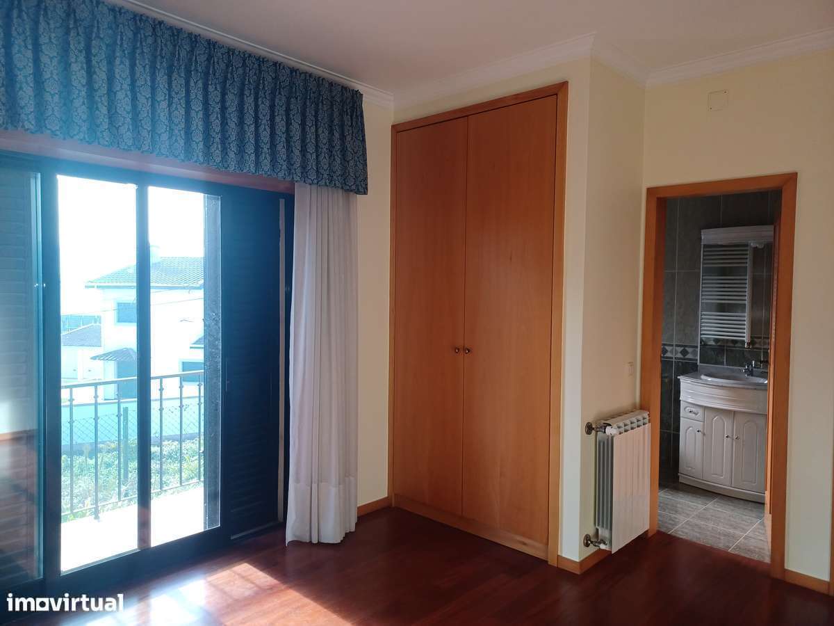 2 Casas - 2 artigos casa principal + Casinha  (Tipo T1)  em Lago-10