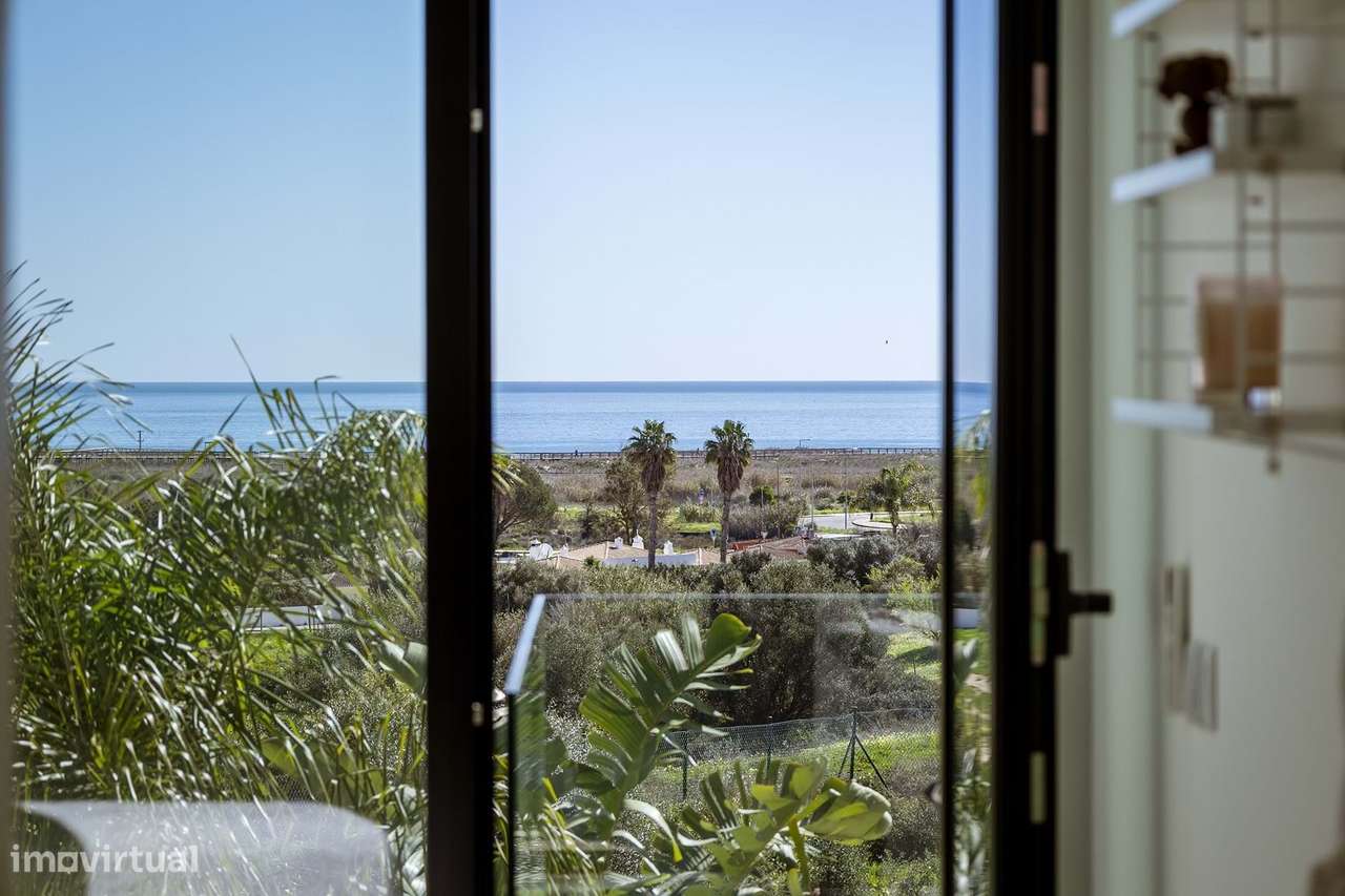 MODERNA E LUXUOSA MORADIA T3 COM PISCINA E GARAGEM PERTO DA MARINA DE-24