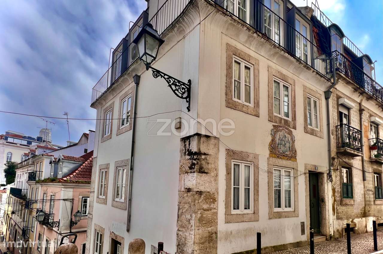 Prédio com 4 apartamentos e uma loja em Santa Catarina - Lisboa-1