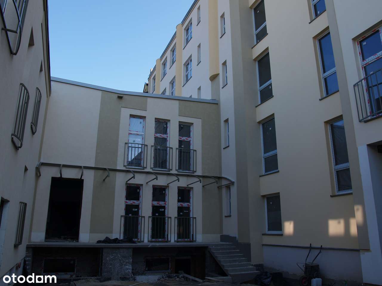 Wynajęty budynek biurowy-0