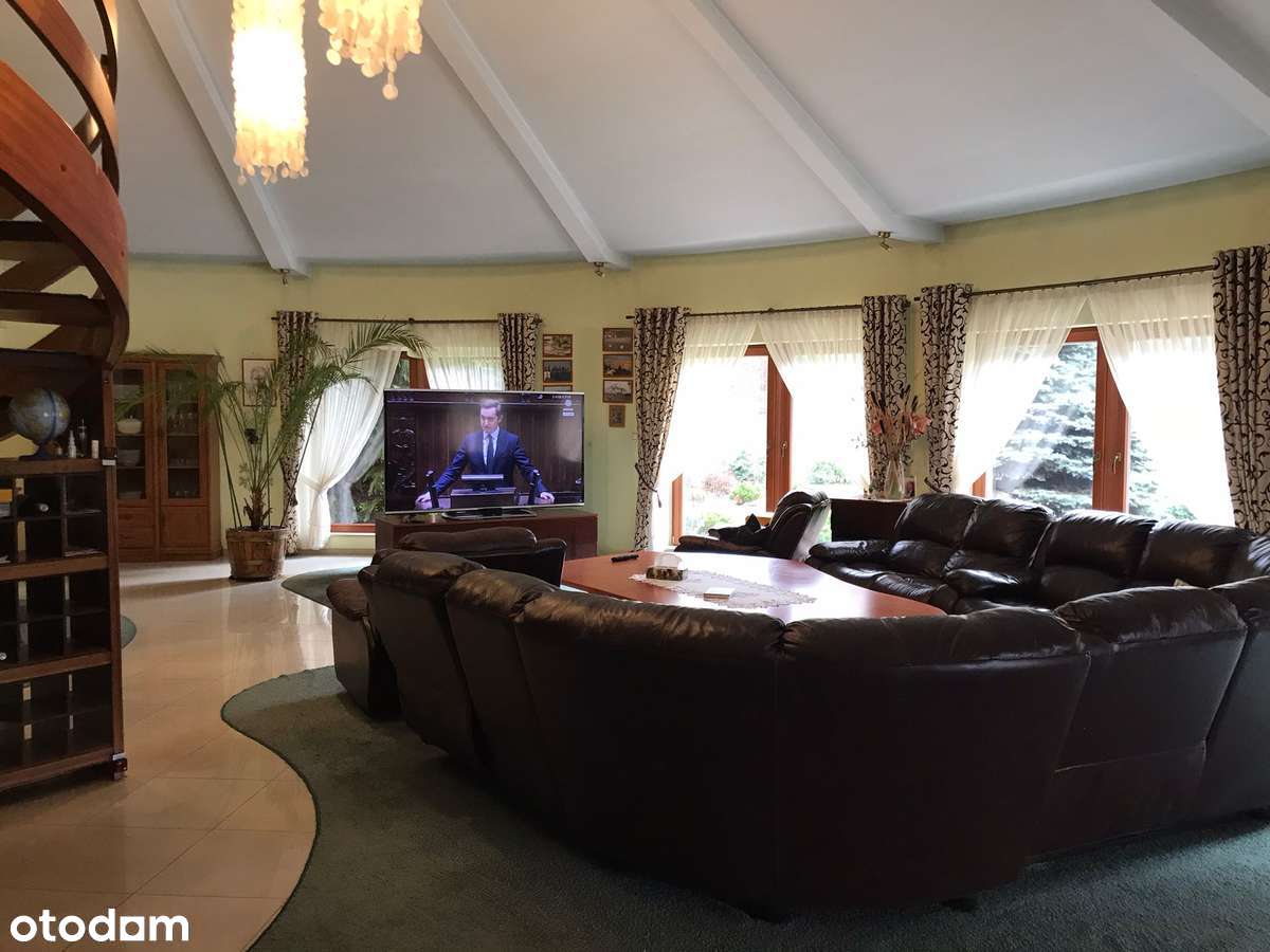 Przestronny dom z ogrodem i garażem-4