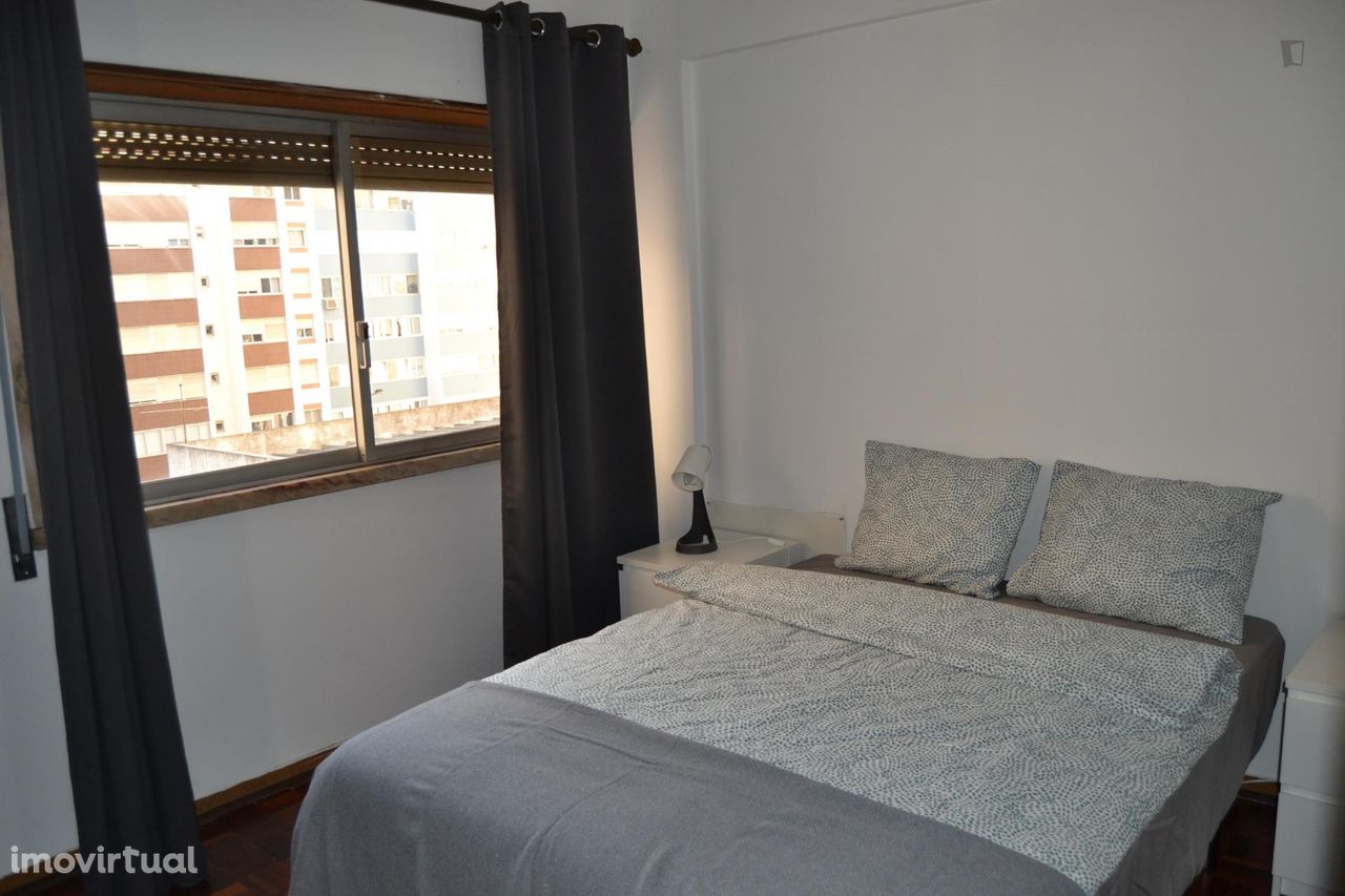 563610 - Quarto 5 - Quarto com cama de casal em apartamento com 5...