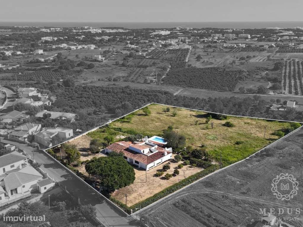Moradia Térrea T5 com Piscina - Arquitetura Intemporal no Algarve-23