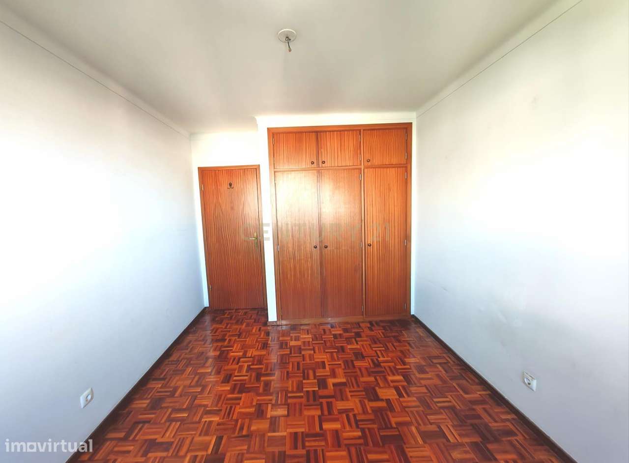 Apartamento T3 renovado recentemente com vista de Rio e Lisboa nos Oli-11