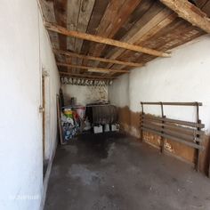 Armazém no centro da aldeia convertido em adega e garagem. - Grande imagem: 3/12