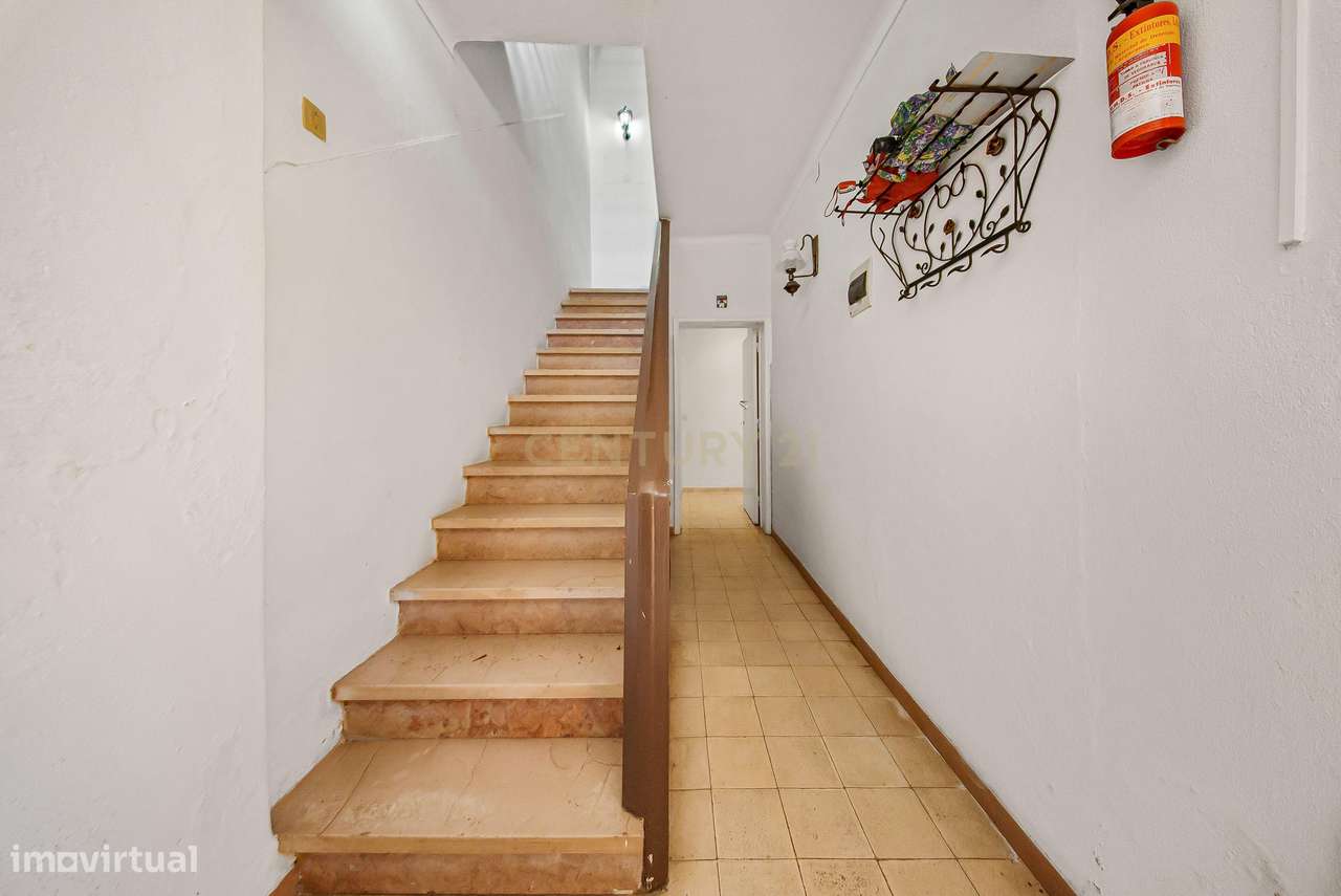 Moradia T4 com Churrasqueira, Jardim e Garagem – Excelente Exposição S-31