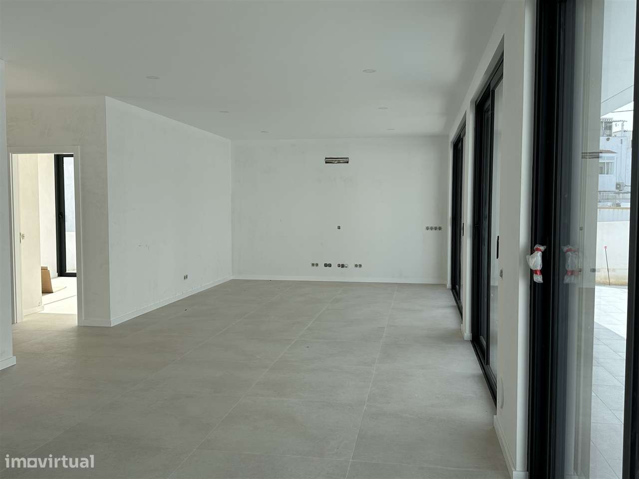 Moradia Unifamiliar de Luxo com Piscina e Jardim-11