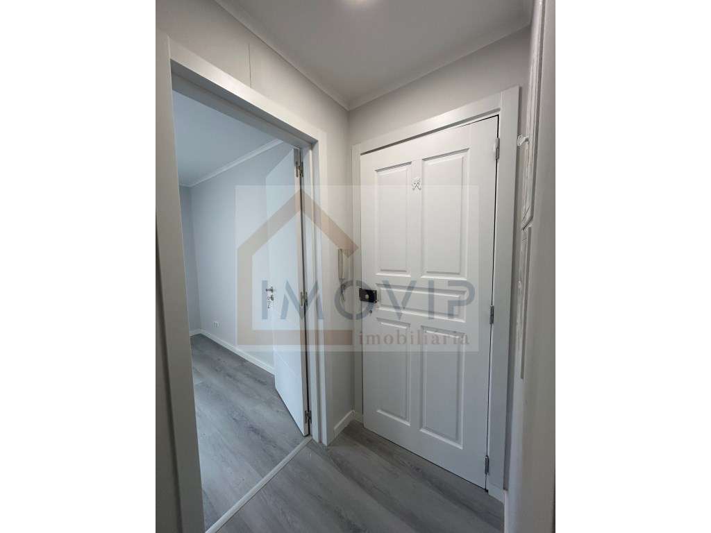 Apartamento T3 Laranjeiro 2º andar-6