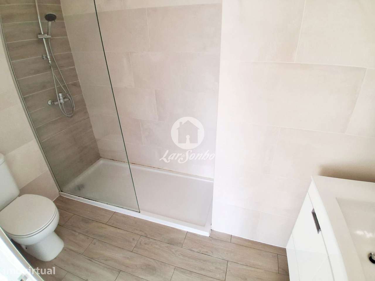 Andar moradia T3 totalmente renovado, com três frentes e excelente ...-20