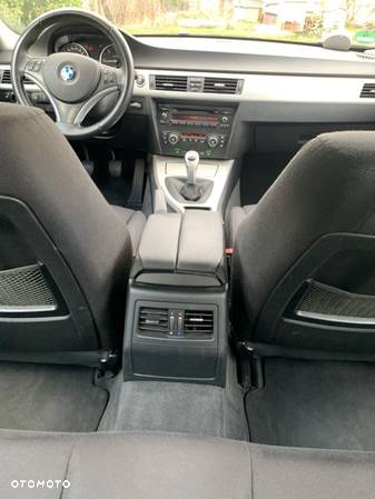 BMW Seria 3 318d DPF Touring Edition Lifestyle - 10