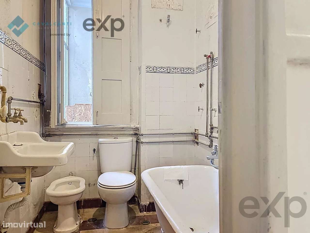 T3 com charme e logradouro Para Remodelar – Lisboa-28