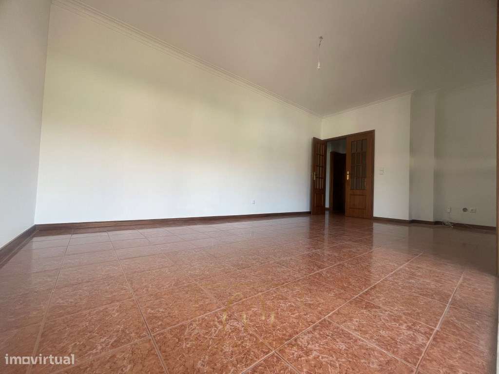 Apartamento T3 com lugar de garagem e arrumos fechados em Modivas, ...-5