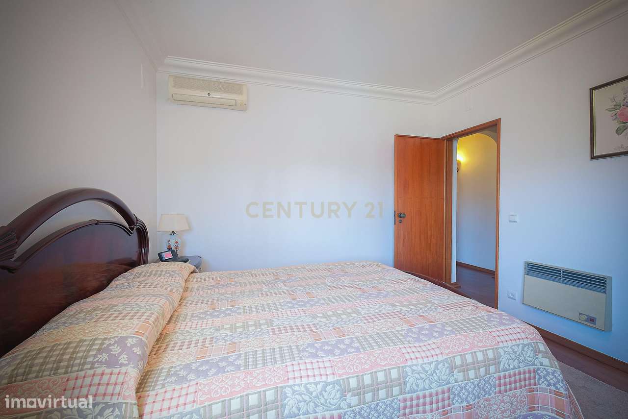 Moradia T5 em Carcavelos — Espaço, Conforto e Localização Privilegiada-23