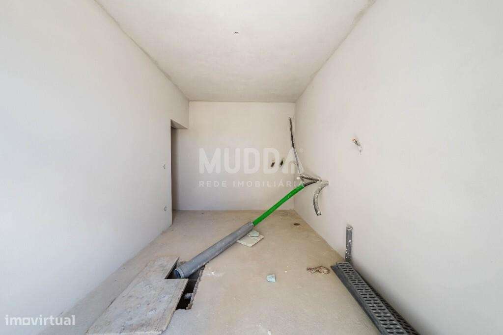 Moradia isolada de design contemporâneo nos Casais Mestre Mendo-20