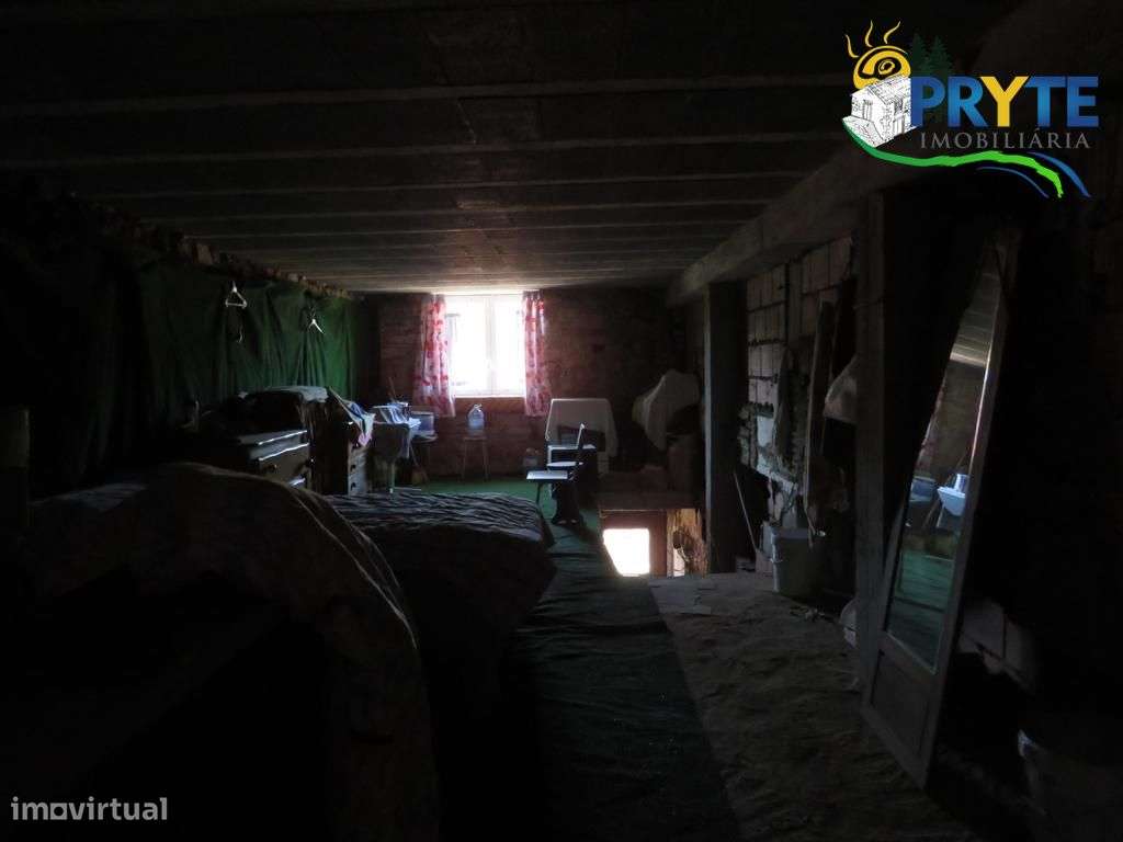 Imóvel em fase de recuperação situado na Sobreira Formosa-8