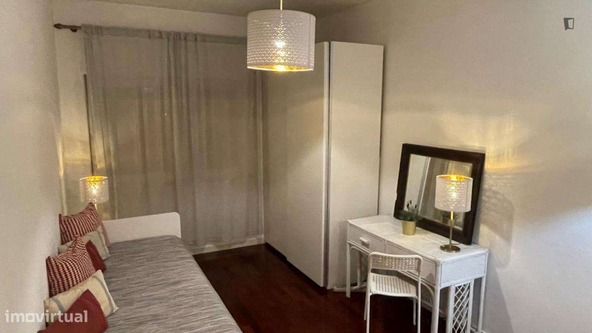 Quarto - localizado em Benfica Lisbon - Grande imagem: 5/8