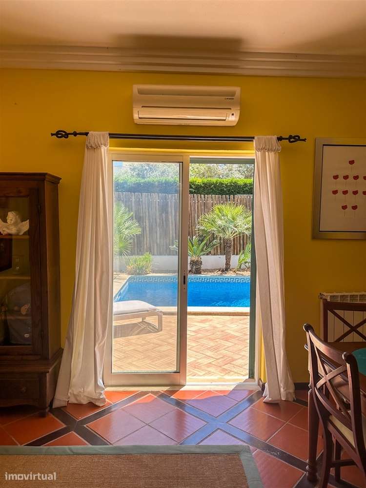 Moradia T5 com piscina e jardim a poucos metros da Praia do Alemão – A-8
