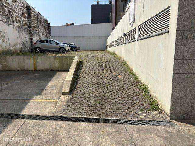 Apartamento T3 com varanda e estacionamento - Rua Duque de Terceira-29