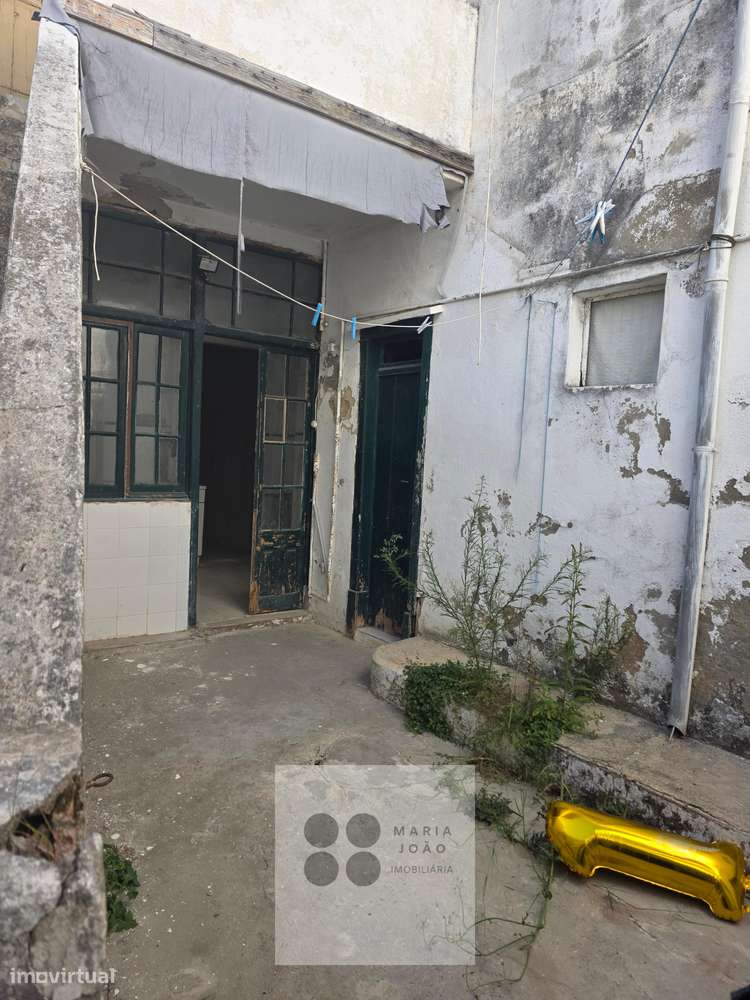 Prédio no Centro de Alhandra, junto á zona Ribeirinha!-13