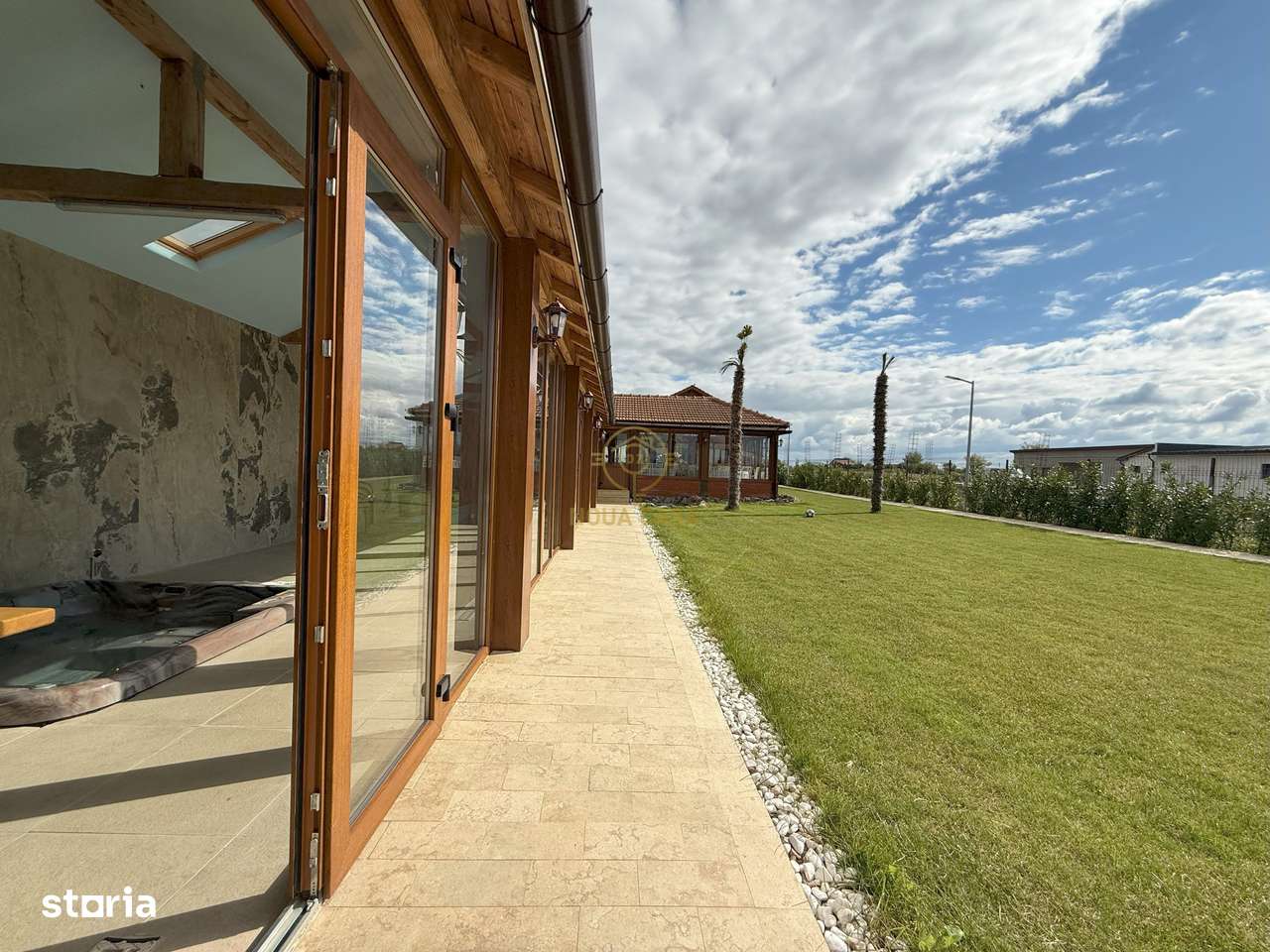 Vila de vanzare in APA-NORD  cu 2 Piscine/Zona de Relaxare/Acces lac-2