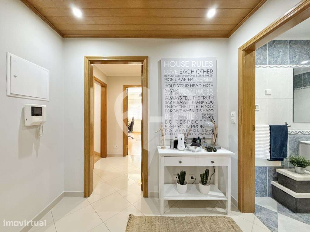 Apartamento T3 / C/Parqueamento // Santa Marta Corroios-0