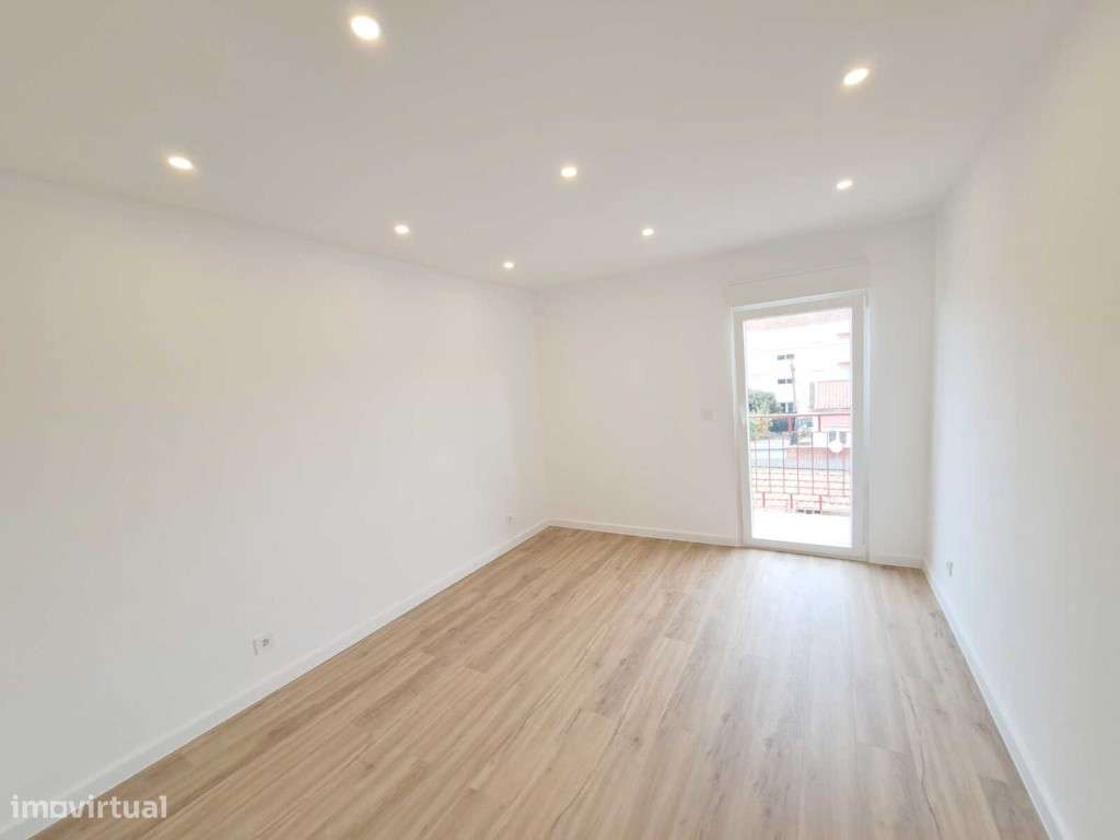 Apartamento T2 com varanda para venda em Camarate, Loures - Lisboa-6